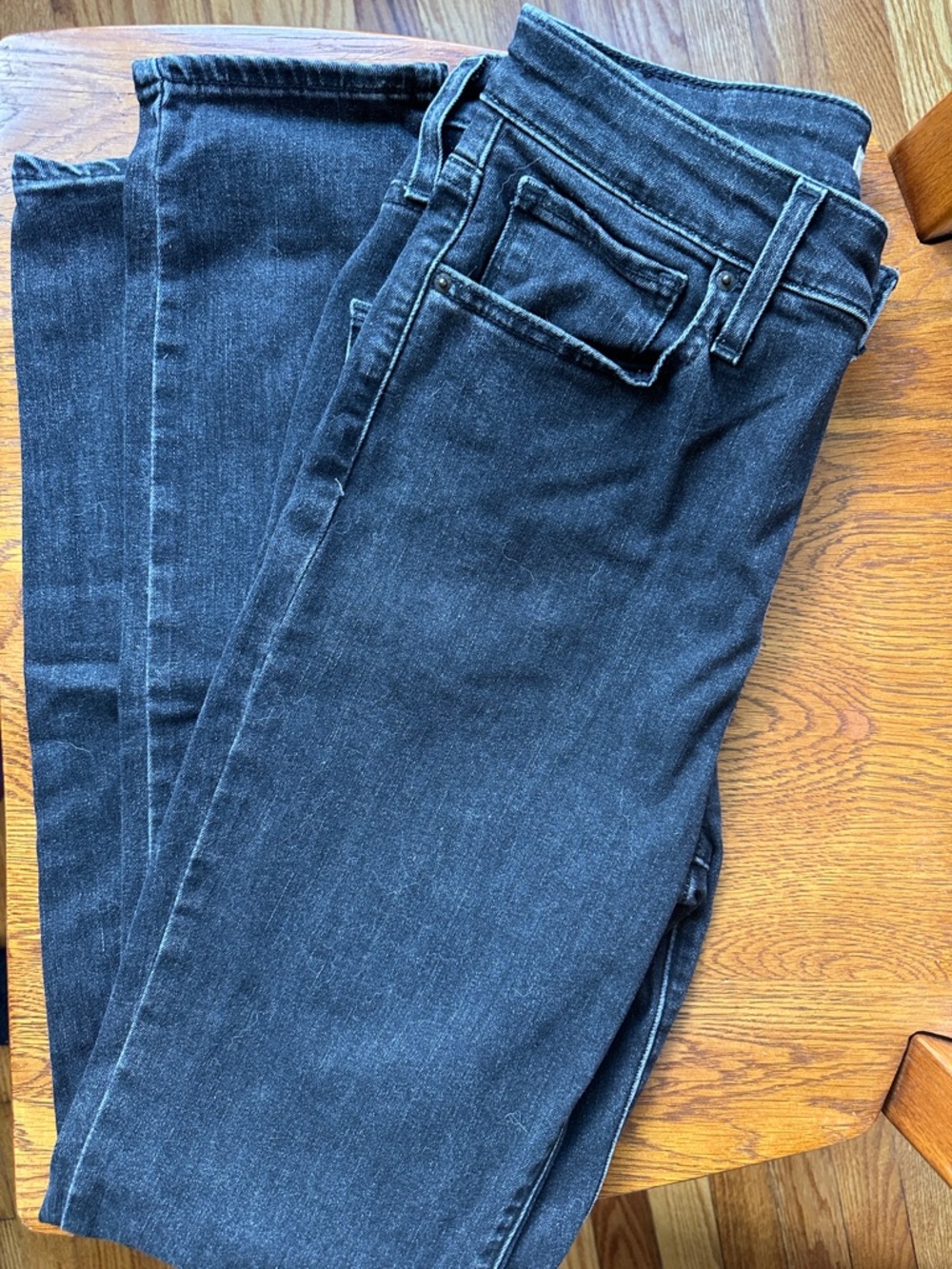 Levi's women’s Black Skinny Jeans with Knee Distress NWT SIZE 28/6